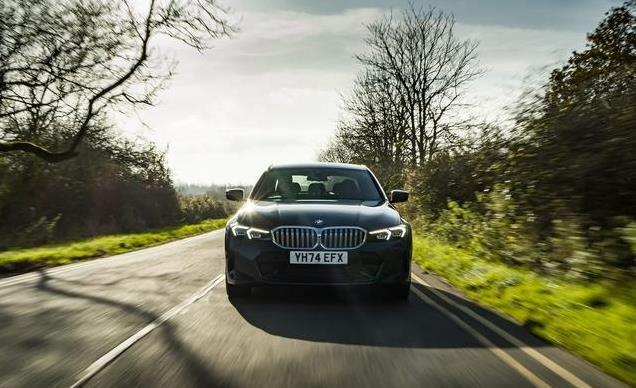 2025宝马 330e 混合动力车评测——更大的电池