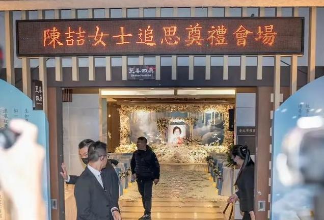 琼瑶儿子含泪撒骨灰，皇冠集团突然发文：冬至团圆！网友：太扎心