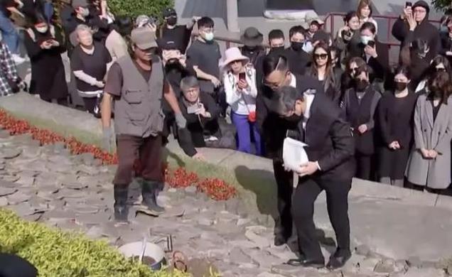 琼瑶儿子含泪撒骨灰，皇冠集团突然发文：冬至团圆！网友：太扎心