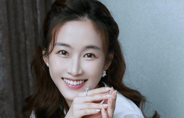 《大奉打更人》13位美女换上现代装，个个反差十足，2丫鬟太惊艳