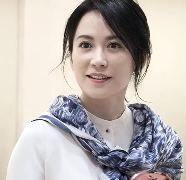 演员俞飞鸿坚决不结婚，至今仍单身，却有一个男人陪了她近20年