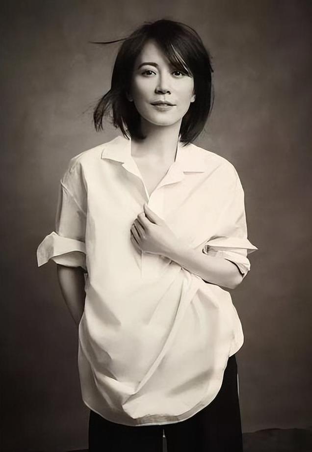 演员俞飞鸿坚决不结婚，至今仍单身，却有一个男人陪了她近20年
