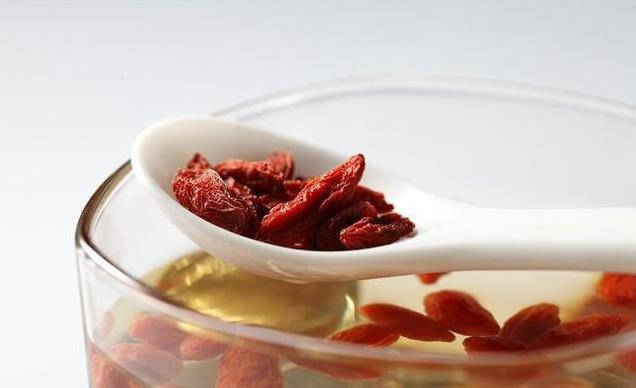 枸杞不仅能增精，还能降血糖？干吃还是泡水吃？有什么讲究？