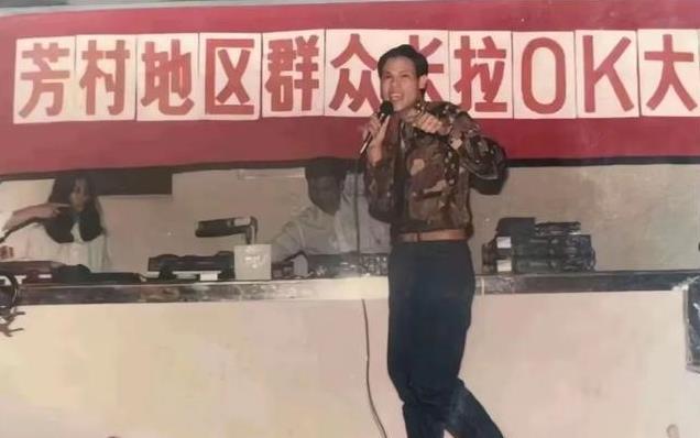 百万网红歌手报纸哥，唱歌很早，成名很晚，但他说刚刚好