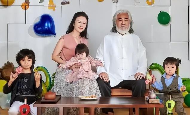 在当爷爷的年纪当爸爸！73岁张纪中美国带娃，玩一分钟就气喘吁吁