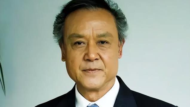 他是著名演员，不买车不开车，84岁坚持打卡上班，终生只爱一个人