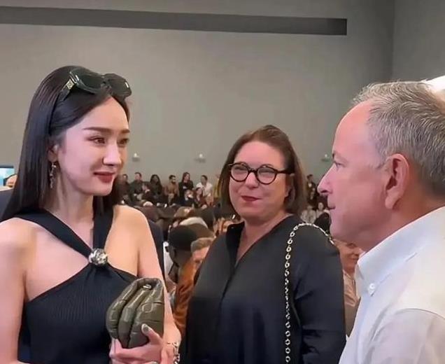 巴黎偶遇女星杨幂，本人超漂亮，脸小腿长衣品好就是太瘦了