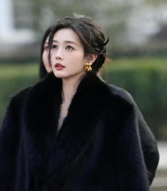 李一桐路人镜头长这样?不是,怎么随手拍都那么好看