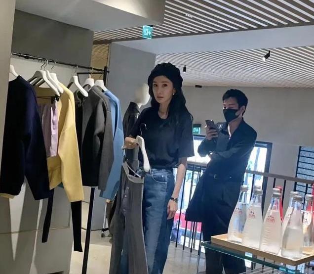 巴黎偶遇女星杨幂，本人超漂亮，脸小腿长衣品好就是太瘦了
