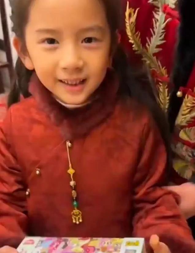 郭富城女儿正面照曝光，长得好漂亮啊，像妈妈方媛