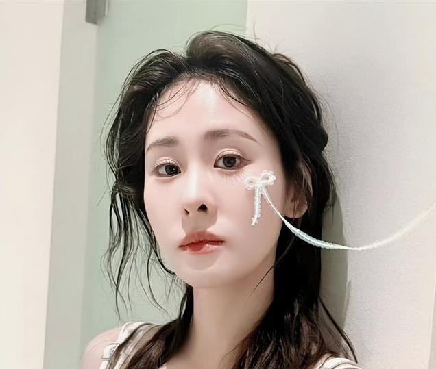 华晨宇5岁女儿终被曝光 穿公主裙和张碧晨看烟花