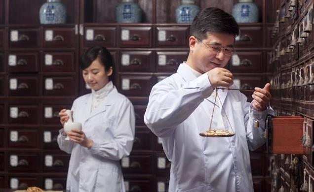 中医传承千年,如何在现代社会焕发新生?未来发展势不可挡!_新闻看看