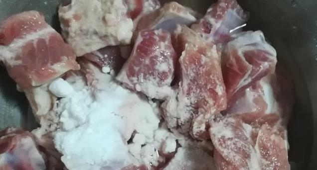 排骨做得不好？别直接焯水！掌握这两步，肉质鲜嫩不腥不柴