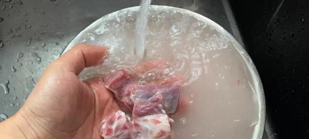 排骨做得不好？别直接焯水！掌握这两步，肉质鲜嫩不腥不柴