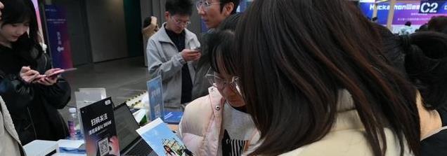 AI革新生活，软硬件结合引领未来，模速空间助力智能发展。