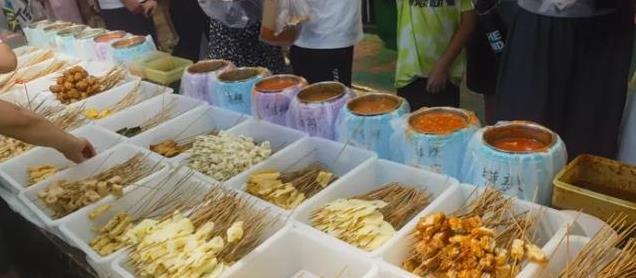 山西1块钱5串沾串，外地人惊呆了！吃法粗犷，卫生真没问题？