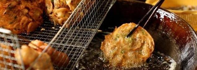 北海虾饼：从海上漂泊到街头美味，承载百年传承与家族记忆！