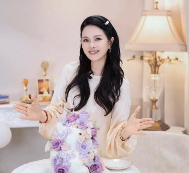 伊能静57岁生日惊艳亮相：穿公主裙与少女无差，秦昊娶对人了！
