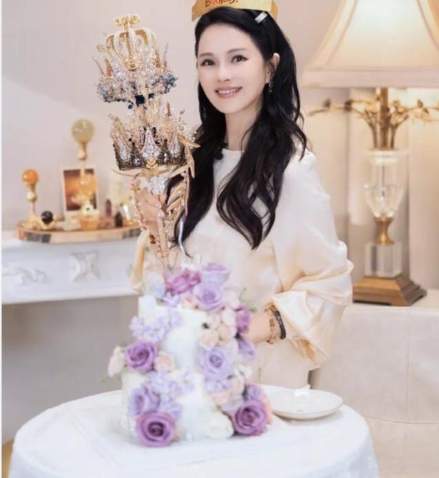 伊能静57岁生日惊艳亮相：穿公主裙与少女无差，秦昊娶对人了！