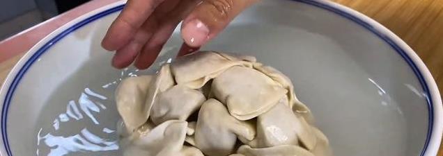 饺子冻成一坨不必愁，教你盐水解冻法，分离不破皮，口感更佳