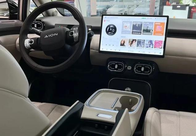 6万预算选车难?埃安UT与五菱缤果PLUS对比,哪个更适合年轻人?