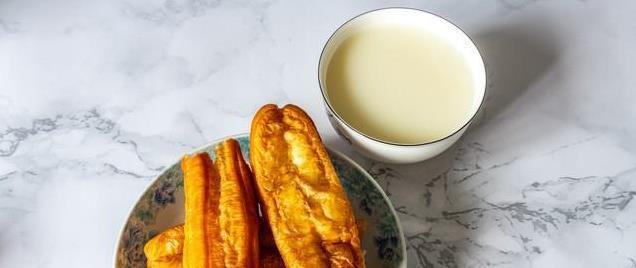 千年传承的油条，脆香与文化交织，揭秘早餐桌上的美味传奇