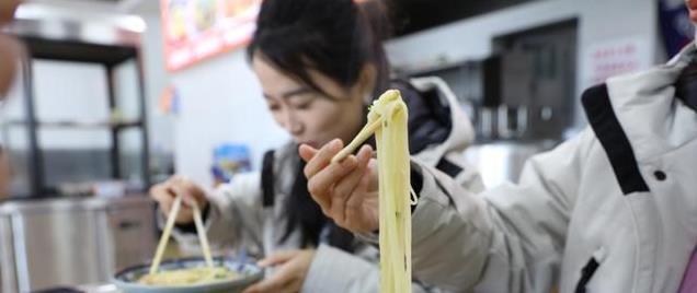 宝坻这碗油丝面火了，入口丝滑鲜掉眉毛，食客排队只为这一口