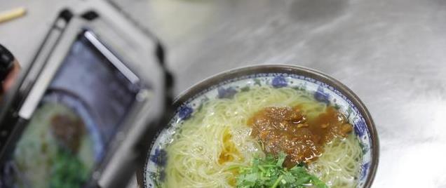 宝坻这碗油丝面火了，入口丝滑鲜掉眉毛，食客排队只为这一口
