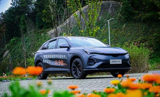 12万买中型车？极狐三款车型挑战传统，硬核技术震撼市场！