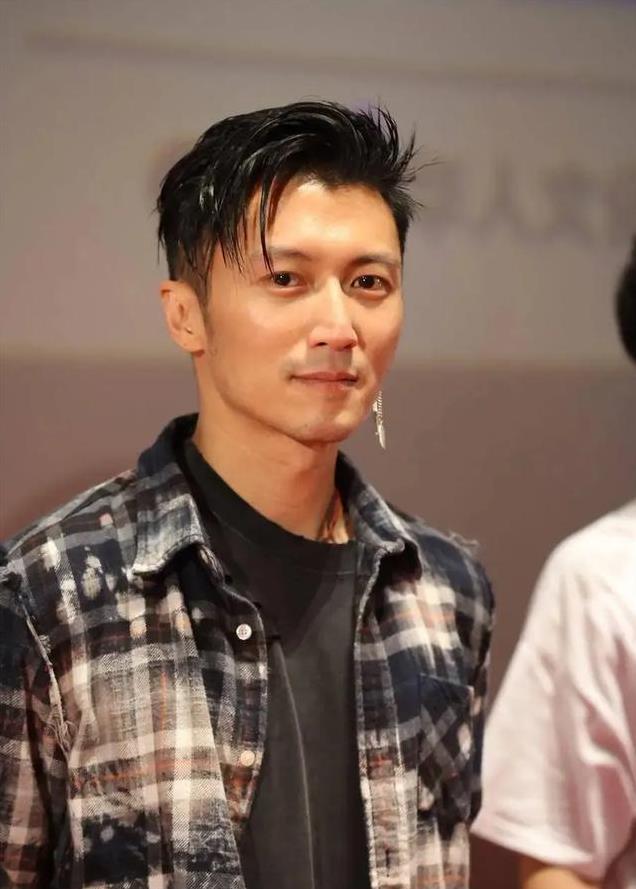 谢贤哽咽落泪：为何谈到谢霆锋，他竟说出人生最大遗憾？