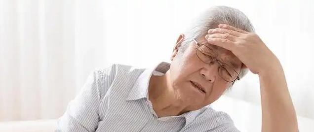 脑溢血前兆竟藏4个细节，医生警告：这些信号别忽视！