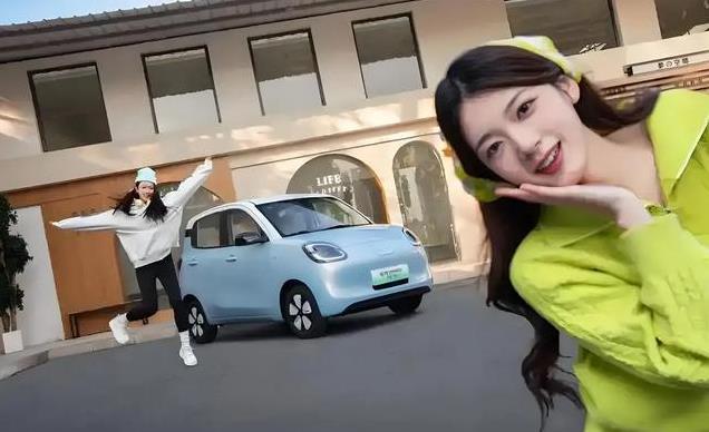 卖了3000万辆还不火？五菱凭啥成车圈常青树，年轻人真离不开它了
