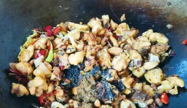 鸡腿从此不红烧，5分钟炸出麻辣香，全家抢光盘子空？