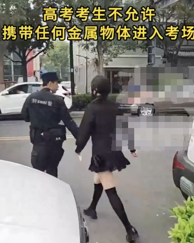 特警帮鞋子不合规的考生买鞋应急 考生顺利高考特警获赞