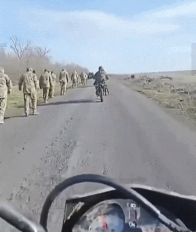 罕见前线画面!俄军押送15人乌军被俘小队 俄士兵骑越野车伴随押送