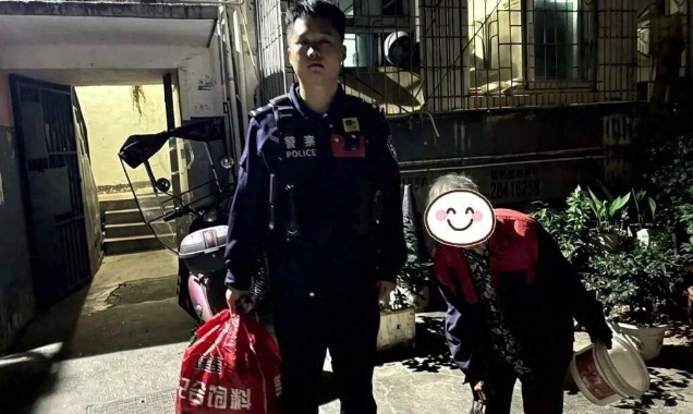 深夜暖心守护！民警护送迷途老人平安归家