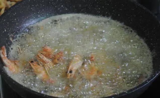 过年一道菜秒杀全场，避风塘炒虾五分钟上手，你家餐桌缺它吗？