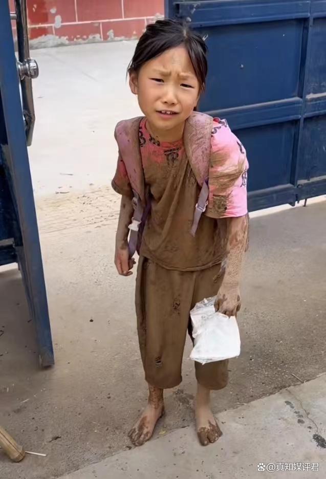 小女孩书包里装满牛蛙 “妈妈，你看，我抓了这么多牛蛙！”