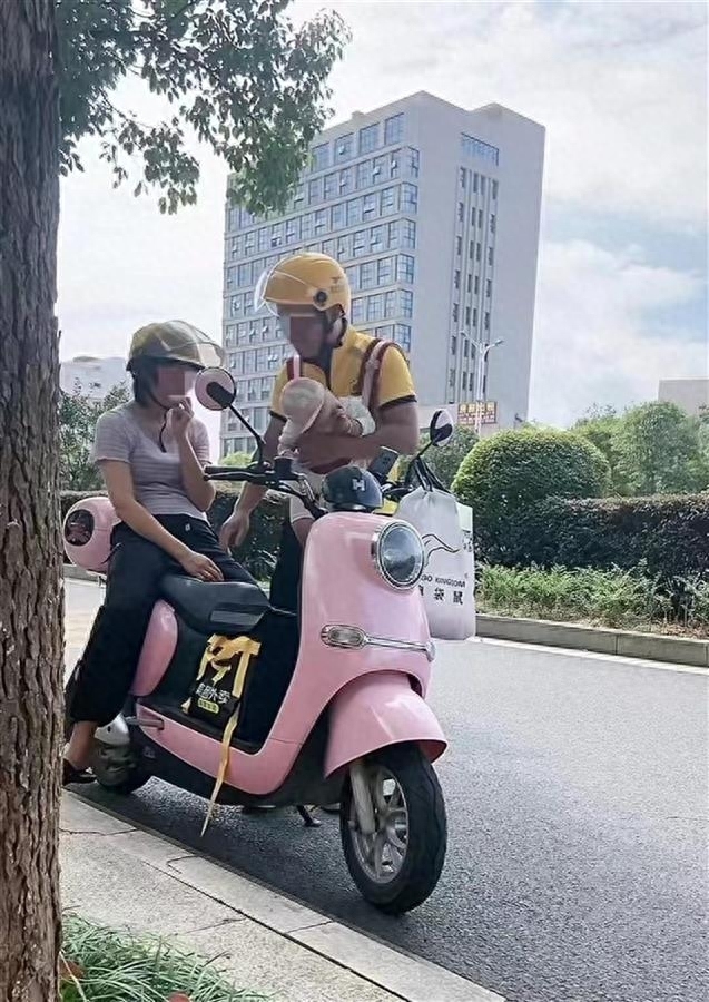 丈夫回应带着妻儿送外卖：老婆抑郁症，不放心其一个人在家