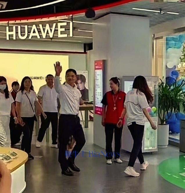 刘强东现身宿迁 支持家乡足球赛事