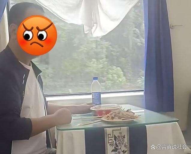 乘客在火车餐车吃自带泡面被赶 情面与律例之争