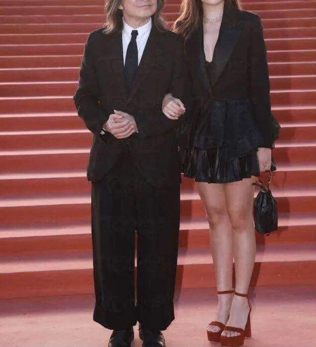 吴君如女儿正式出道，被父母砸重金栽培，但长相身材却惨遭网友嘲讽！