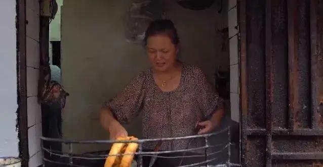 武汉几十年面窝小店，加葱加姜油炸的面窝，只有武汉当地才有得吃