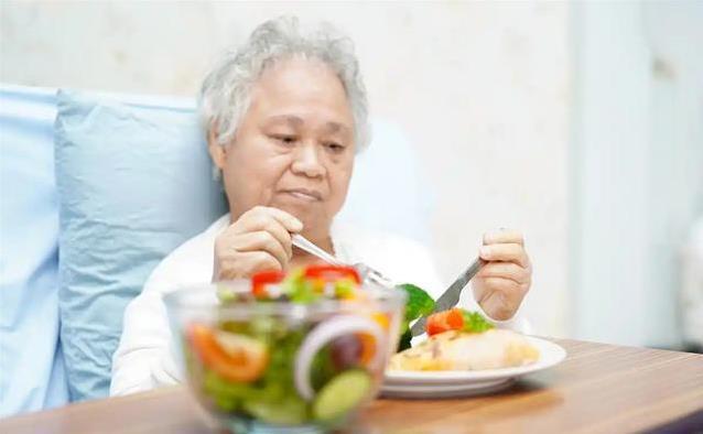 颈椎手术后，他吞咽困难险“卡喉”，医生揭秘3大并发症如何防？