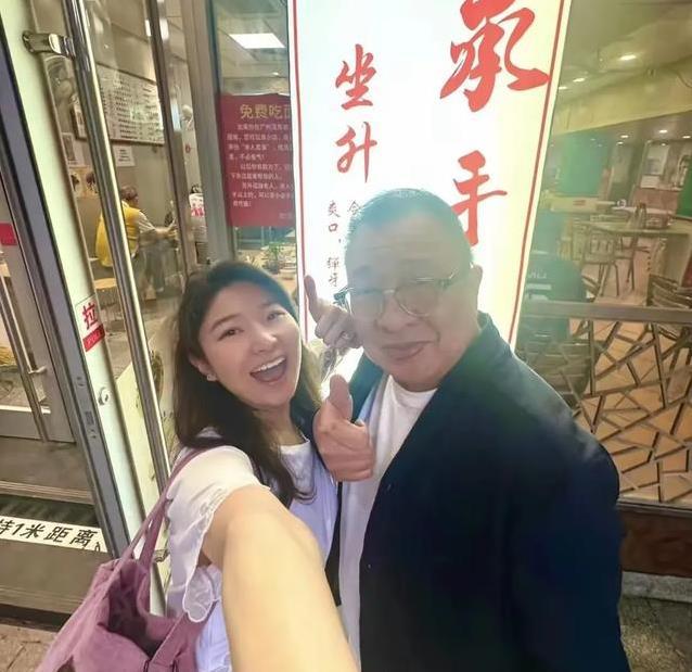 76岁许绍雄广州街头吃肠粉,女儿形影不离,幸福生活藏何秘诀?