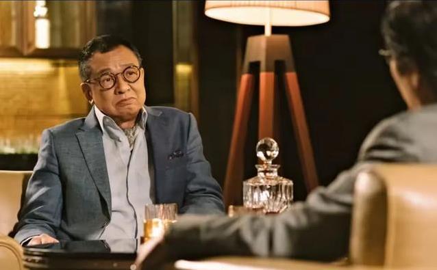 76岁许绍雄广州街头吃肠粉,女儿形影不离,幸福生活藏何秘诀?