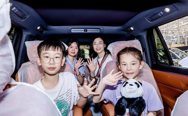 问界M8交付火爆4.4万单，用户工厂验收惊叹，智能座舱秒变家