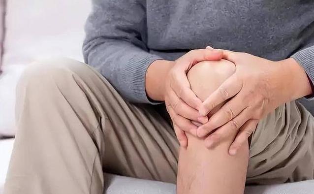 膝盖疼到走不动？3种运动疗法最有效，你试过几种？
