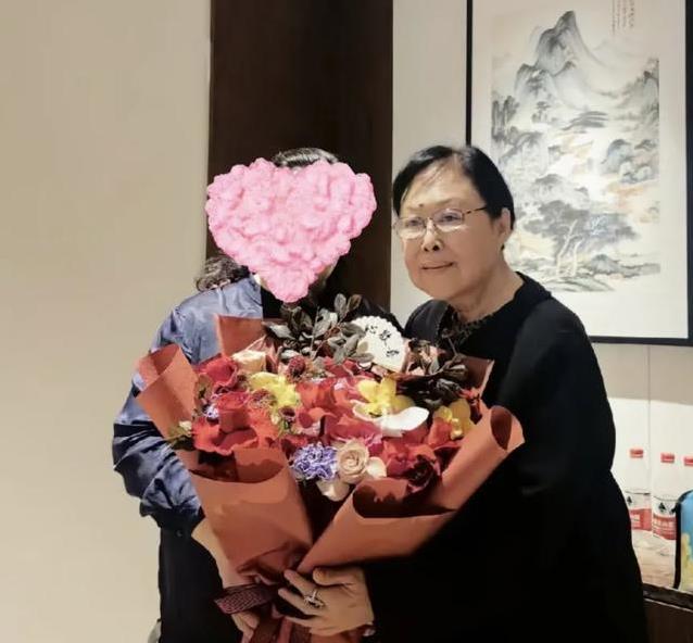 斯琴高娃75岁坐飞机被围观，摘眼镜露真容，她回国是要接新戏？
