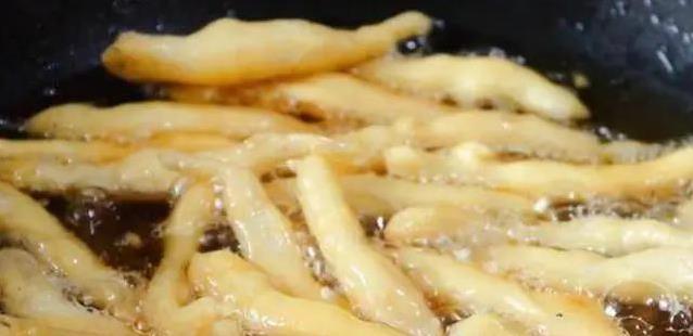 小白鱼炸出金黄酥脆，一口满嘴香，家常炒肉片藏啥秘诀？